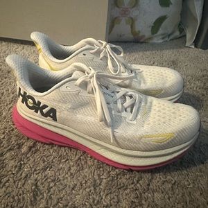 Hoka Clifton 9 tennis shoes in blanc de blanc. Size 7.5